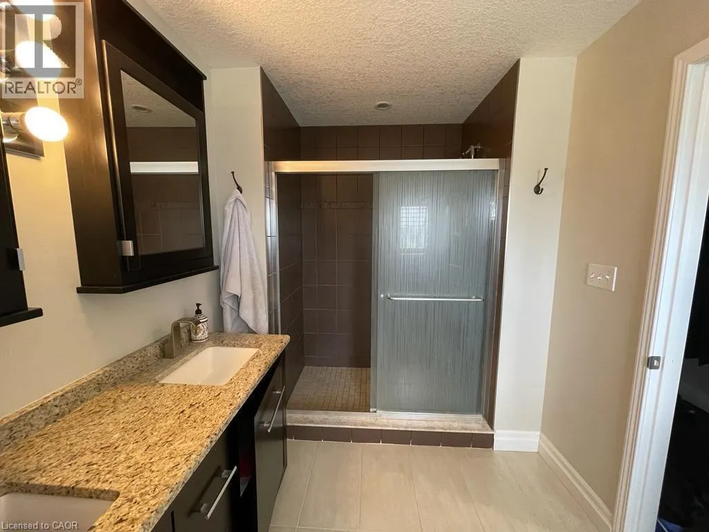 296 COUNTRYSTONE Crescent Unit# Upper, #Upper
