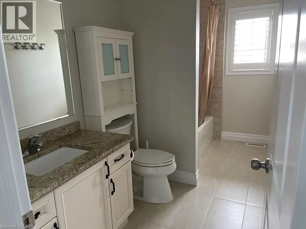 296 COUNTRYSTONE Crescent Unit# Upper, #Upper