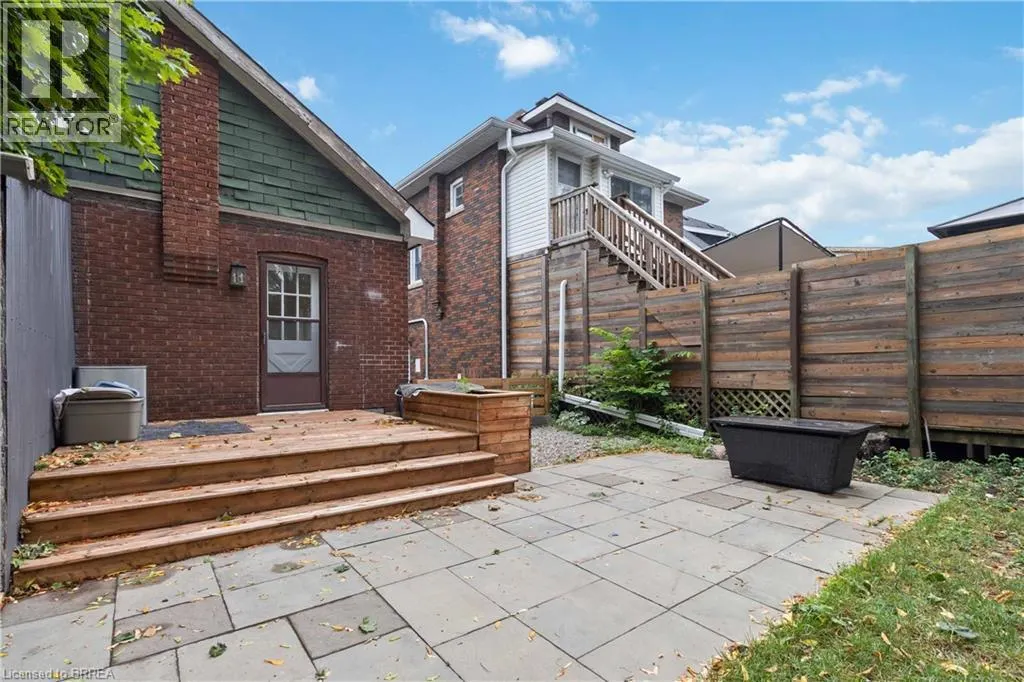 132 DUNDAS Street