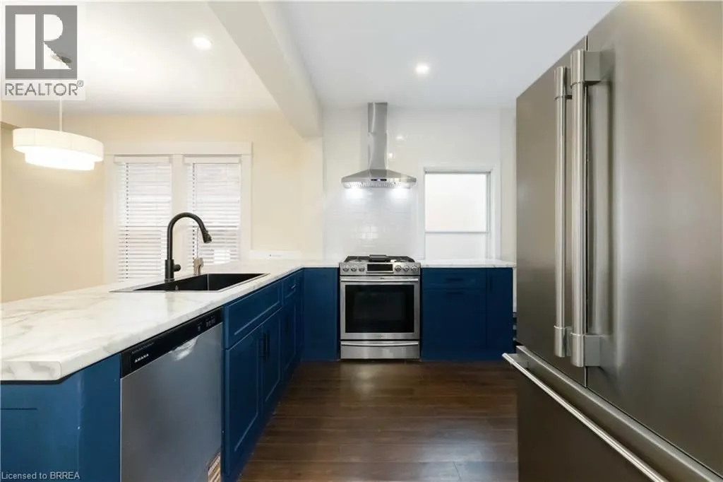 132 DUNDAS Street