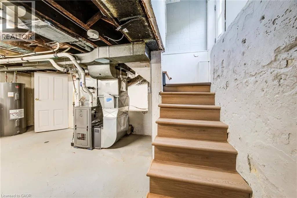 44 YOUNG Street E