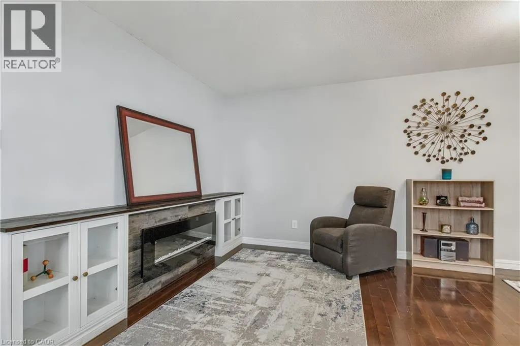 194 HOLLYRIDGE Crescent