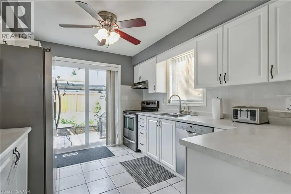 194 HOLLYRIDGE Crescent