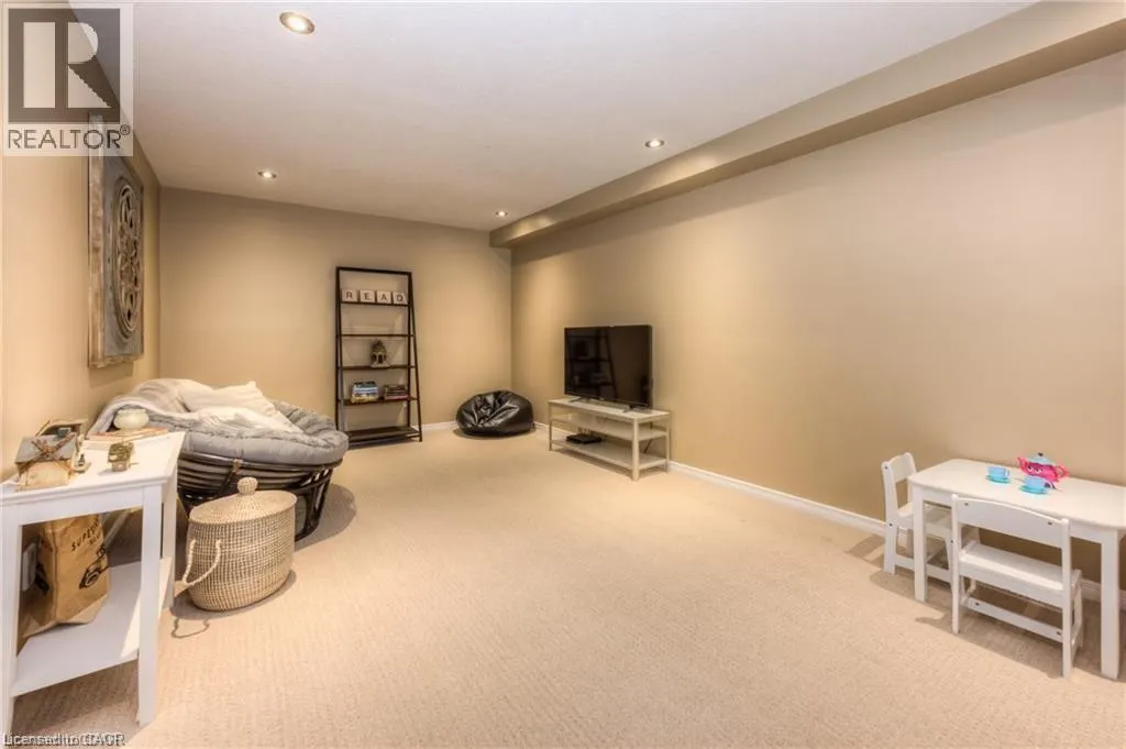 207 HARDCASTLE Drive