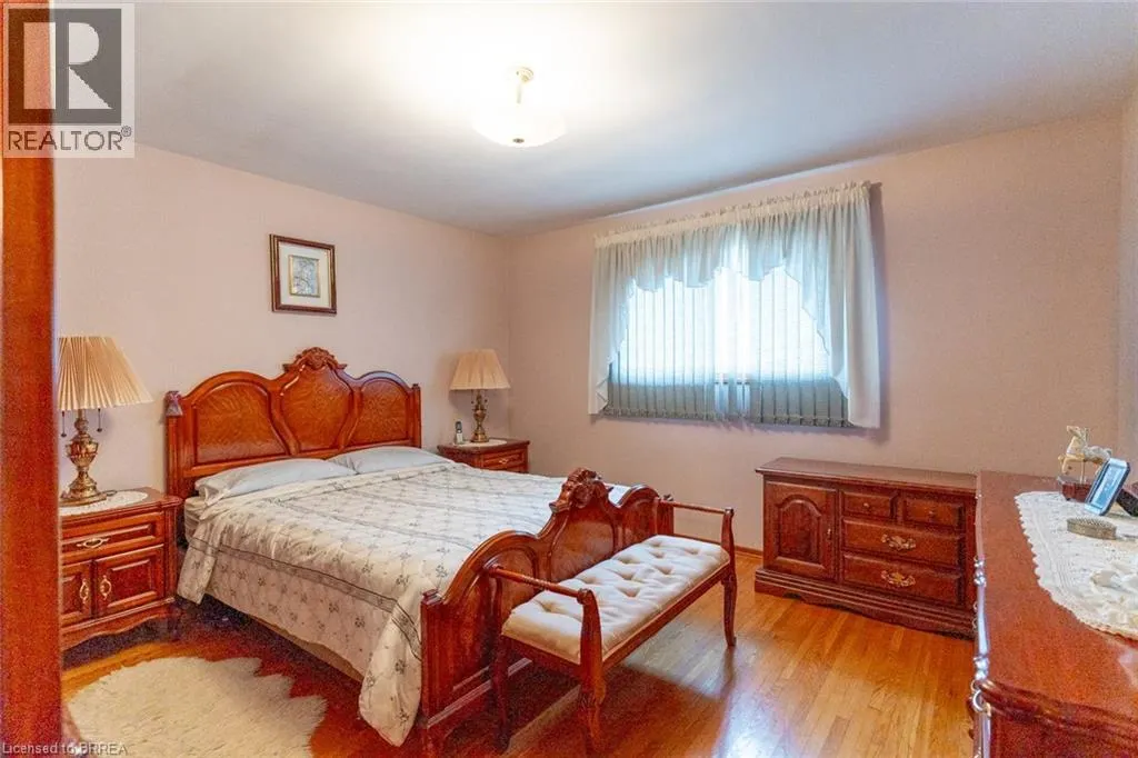 32 AVONDALE Crescent