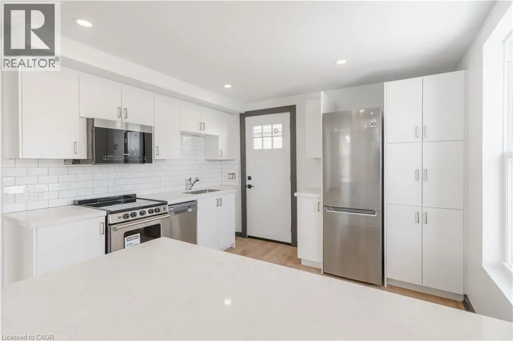 32 BRITANNIA Avenue