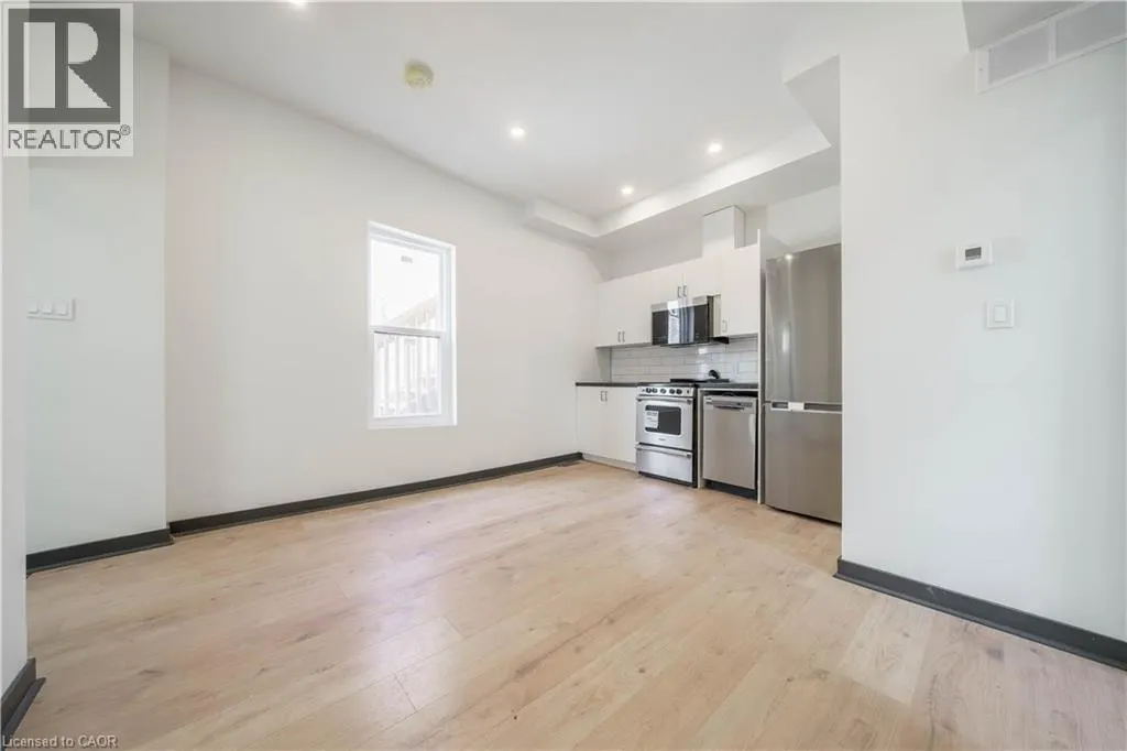 32 BRITANNIA Avenue