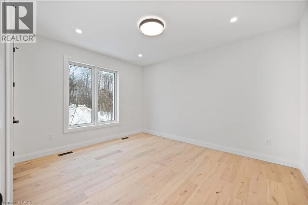 33 GLEN EAGLE Court