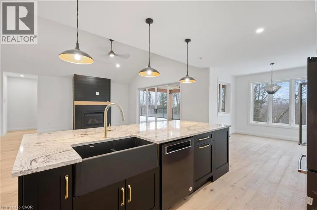 33 GLEN EAGLE Court