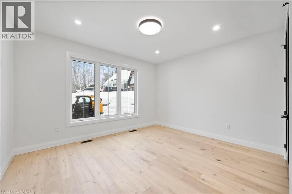 33 GLEN EAGLE Court