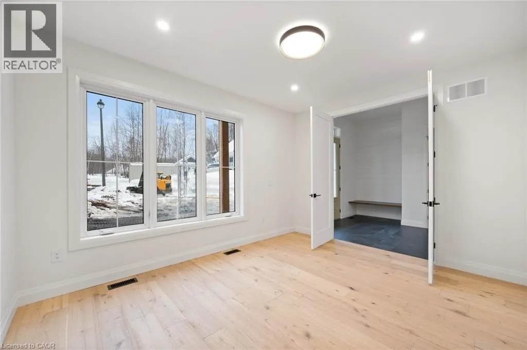 33 GLEN EAGLE Court
