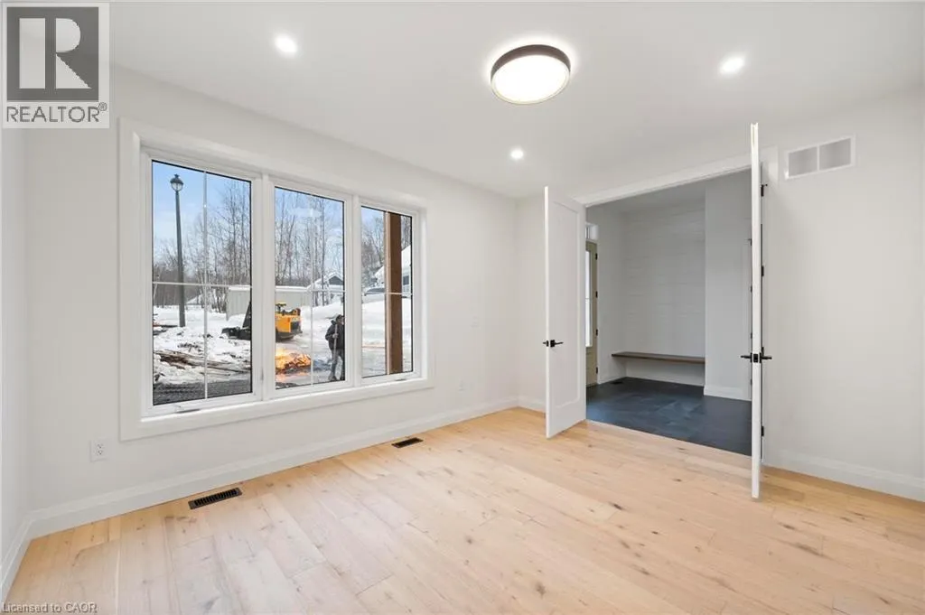 33 GLEN EAGLE Court