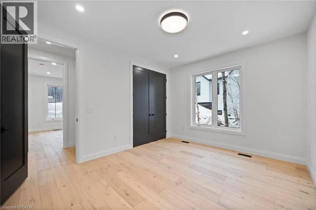 33 GLEN EAGLE Court