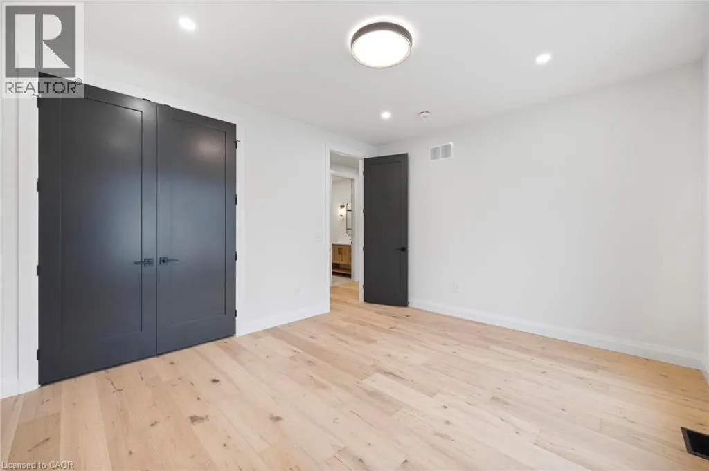 33 GLEN EAGLE Court