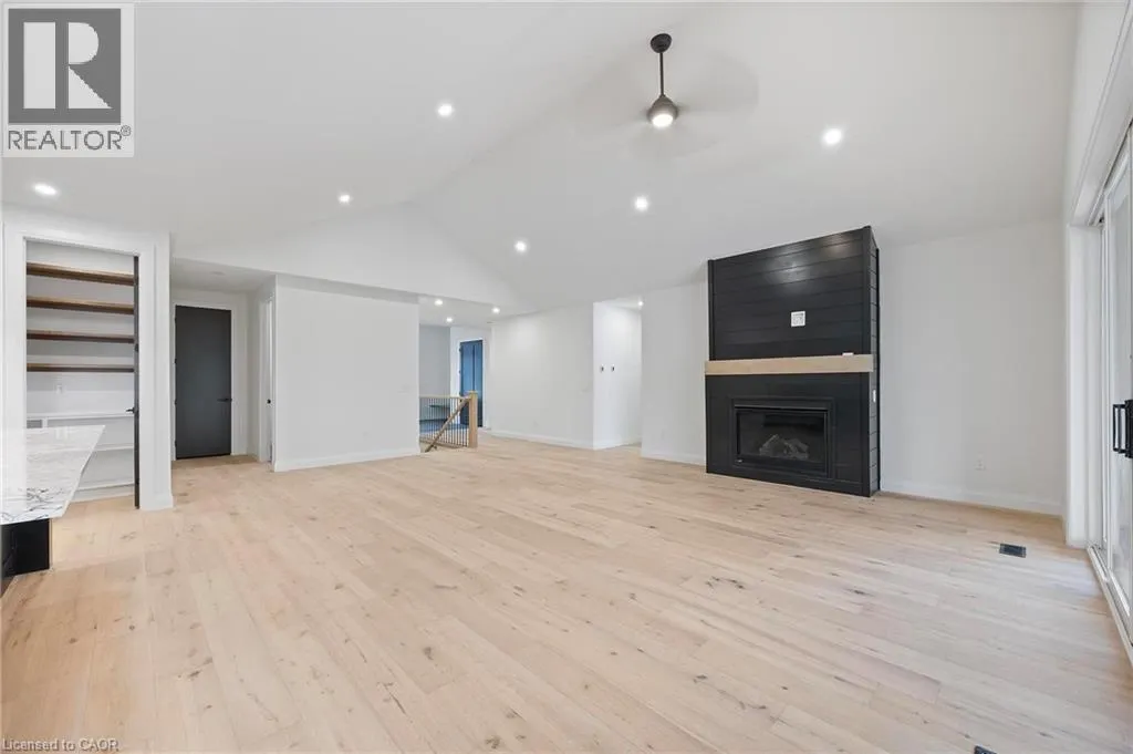 33 GLEN EAGLE Court