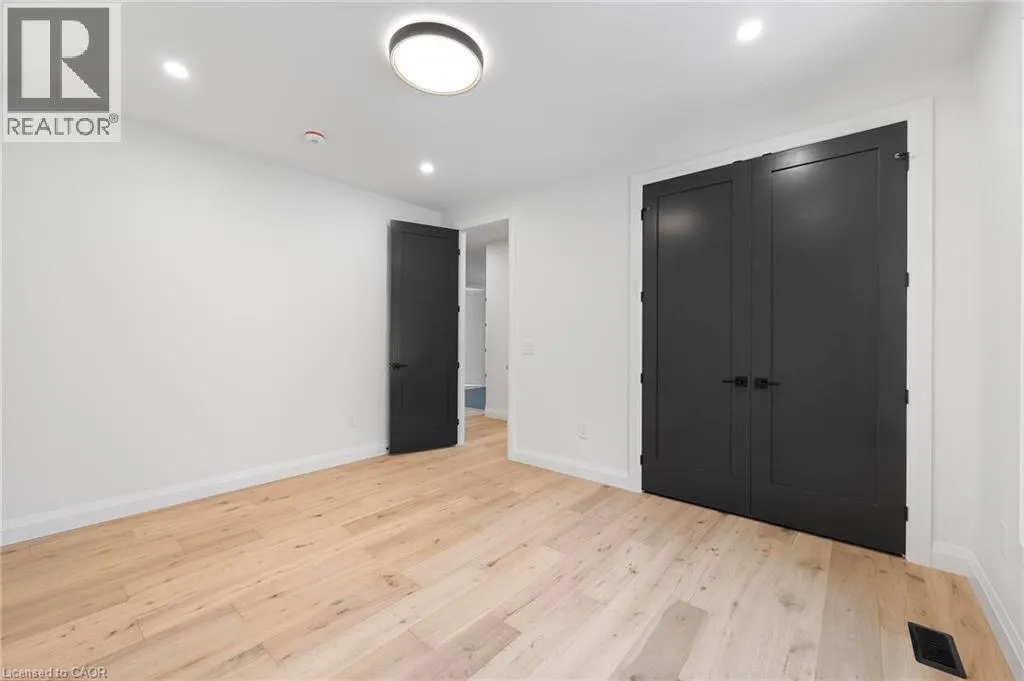 33 GLEN EAGLE Court