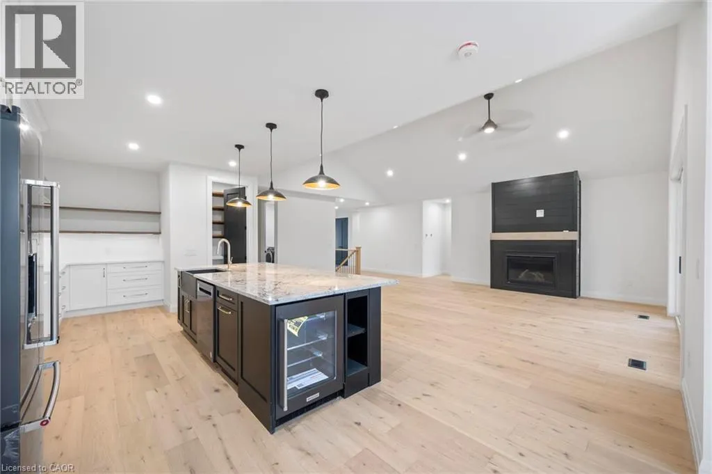33 GLEN EAGLE Court
