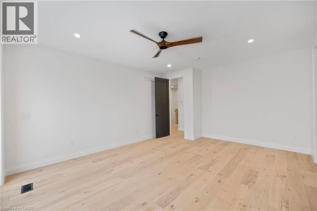 33 GLEN EAGLE Court