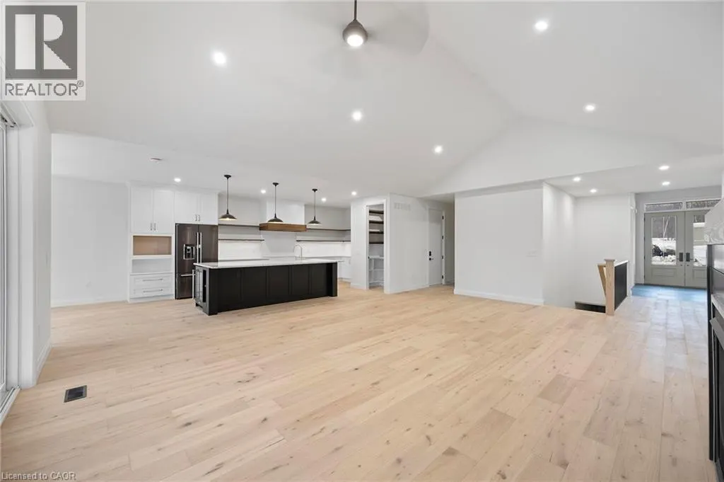 33 GLEN EAGLE Court