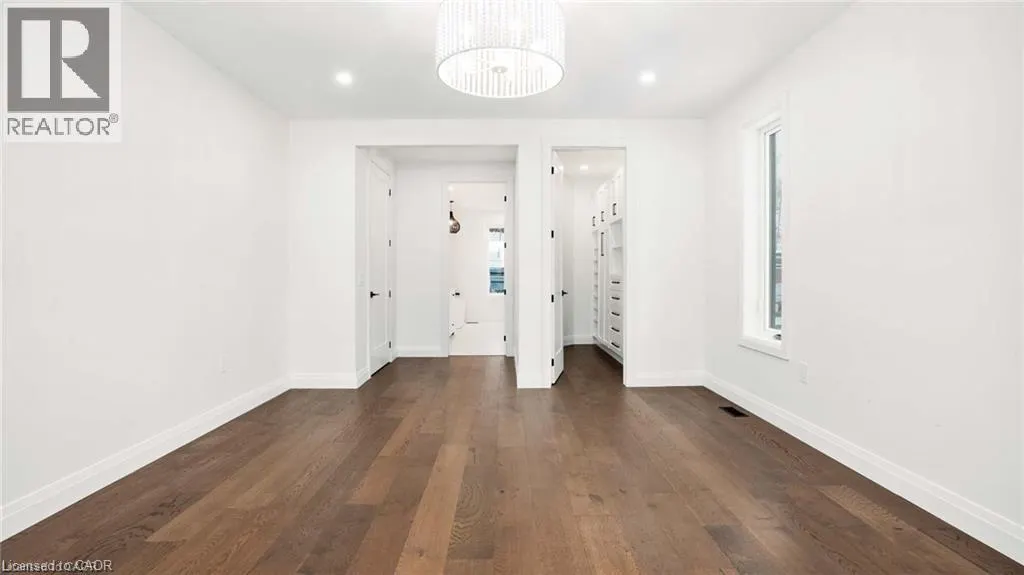 31 GLEN EAGLE Court