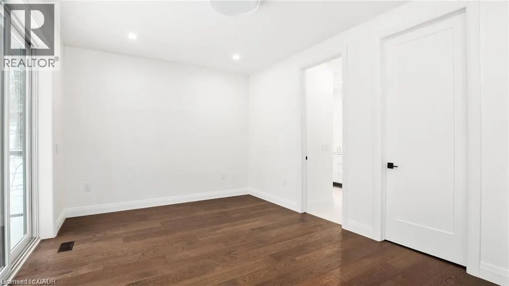 31 GLEN EAGLE Court