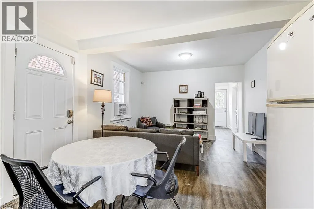 185 SIMCOE Street E