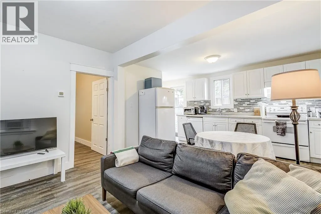 185 SIMCOE Street E