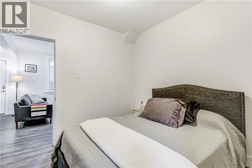 185 SIMCOE Street E