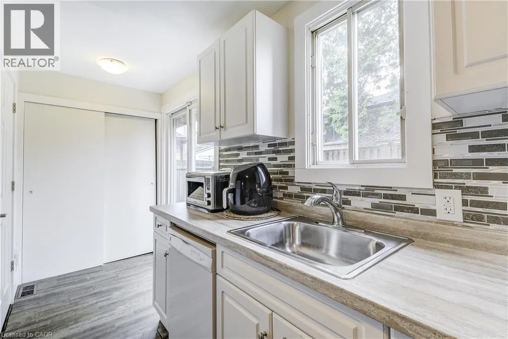 185 SIMCOE Street E