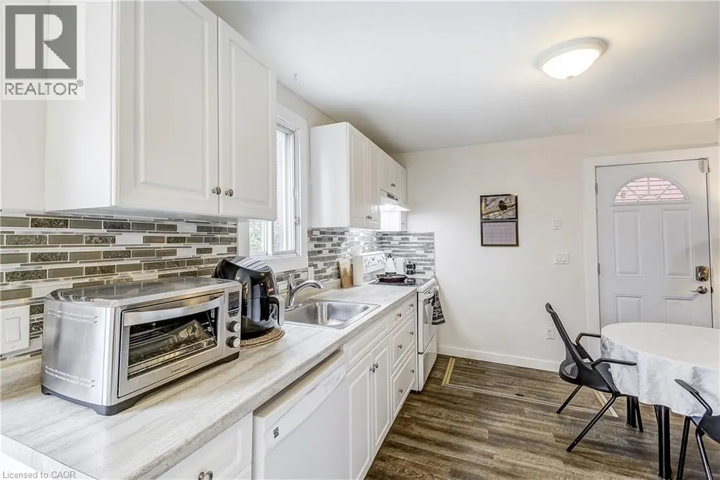 185 SIMCOE Street E