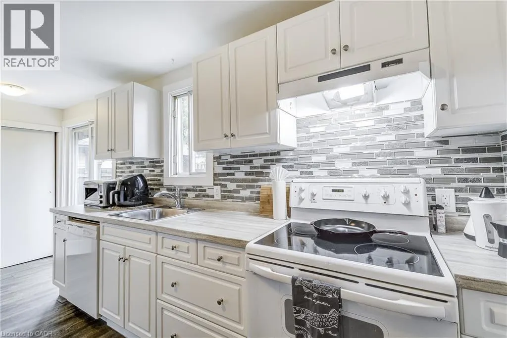 185 SIMCOE Street E