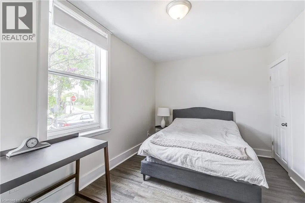 185 SIMCOE Street E