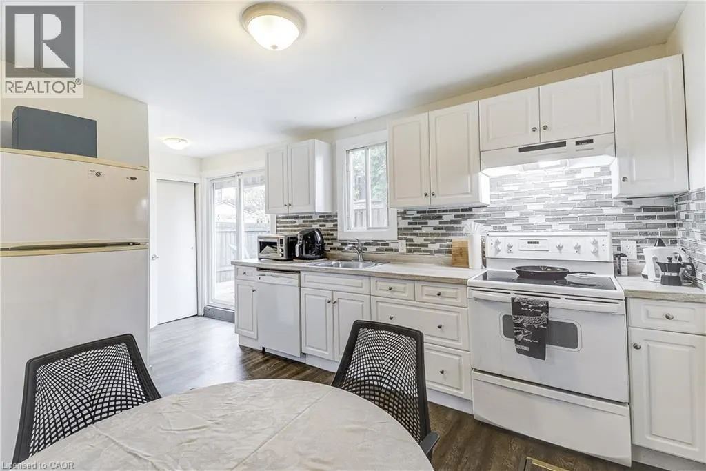 185 SIMCOE Street E