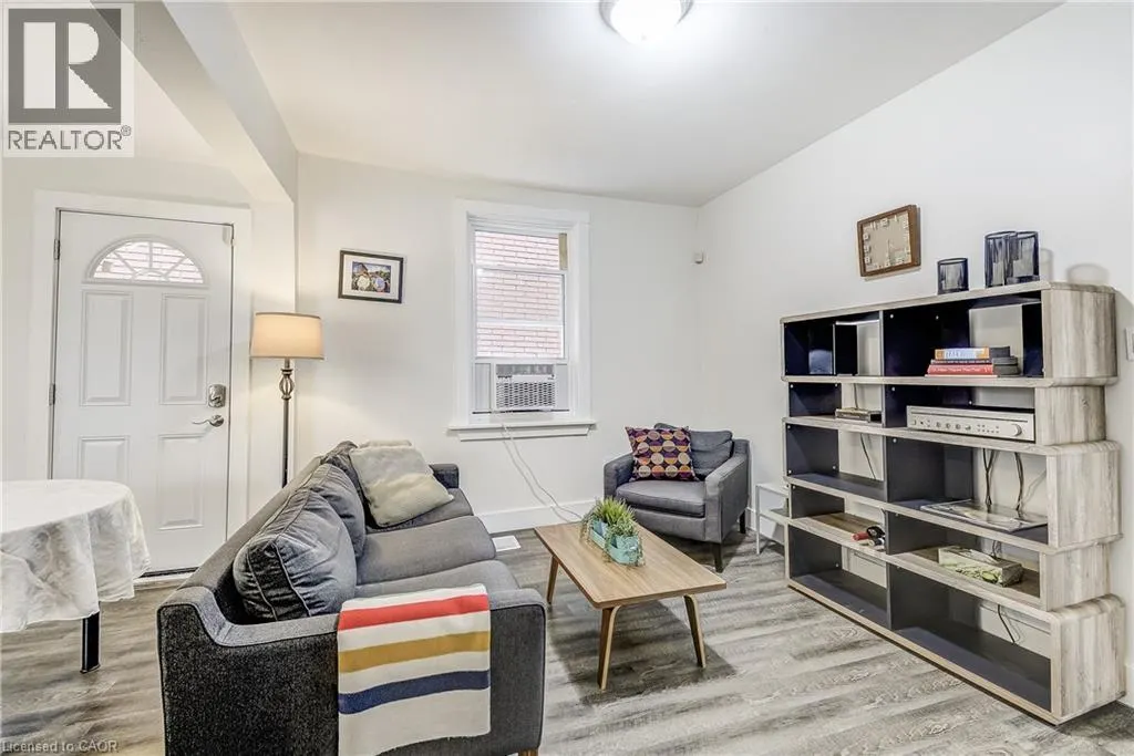 185 SIMCOE Street E