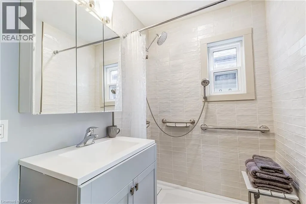 185 SIMCOE Street E