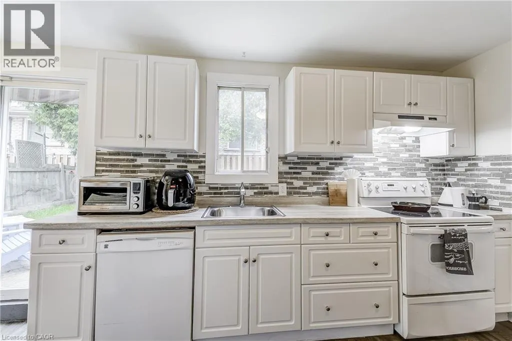 185 SIMCOE Street E