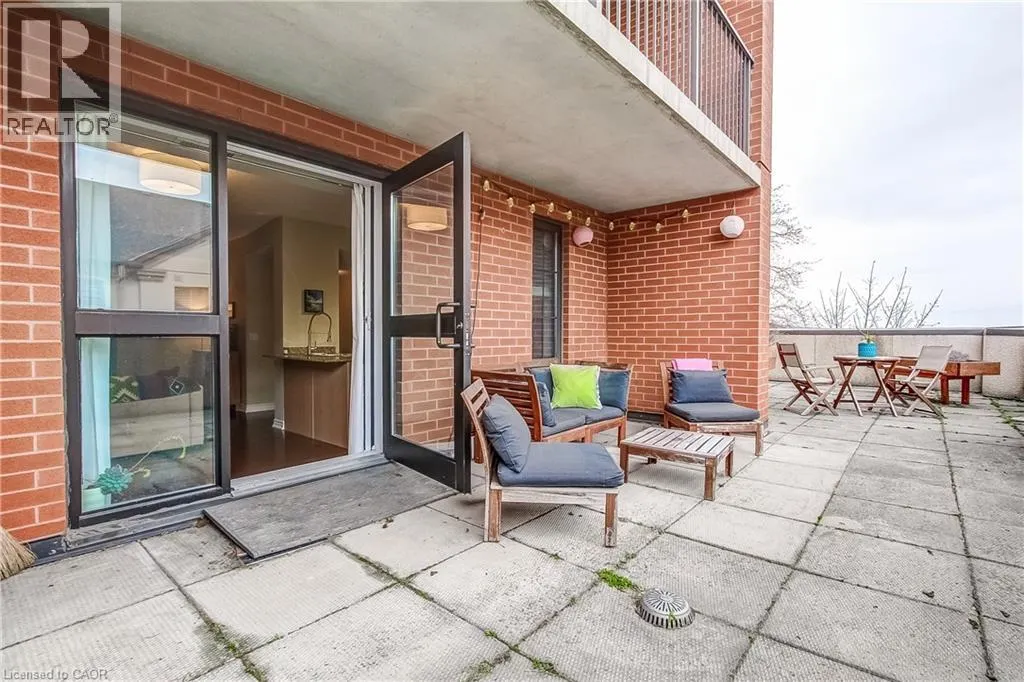47 CAROLINE Street N Unit# 404, #404
