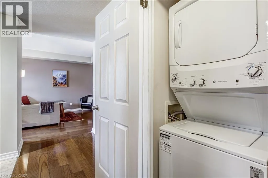 47 CAROLINE Street N Unit# 404, #404