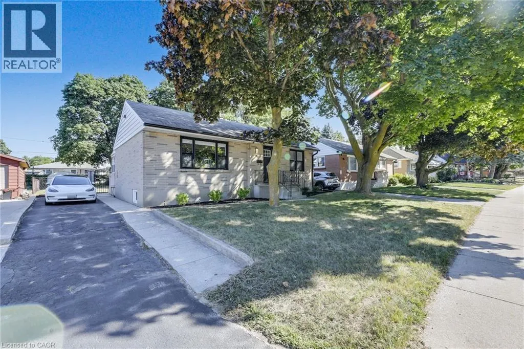 18 TWEEDSMUIR Avenue