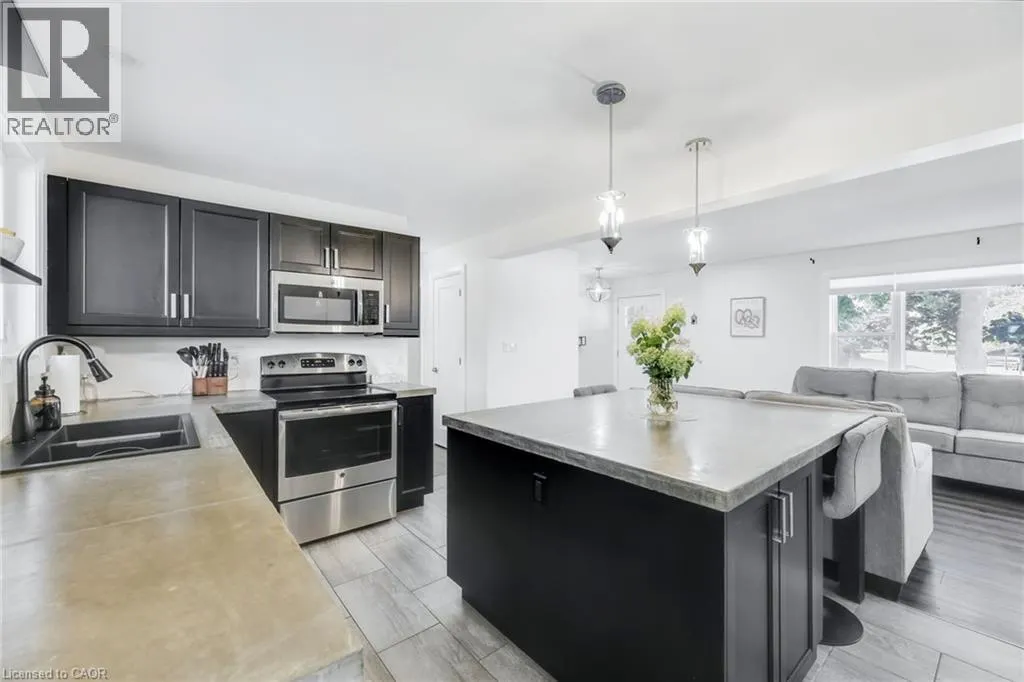 18 TWEEDSMUIR Avenue