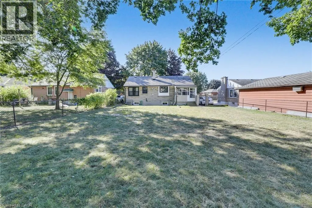 18 TWEEDSMUIR Avenue