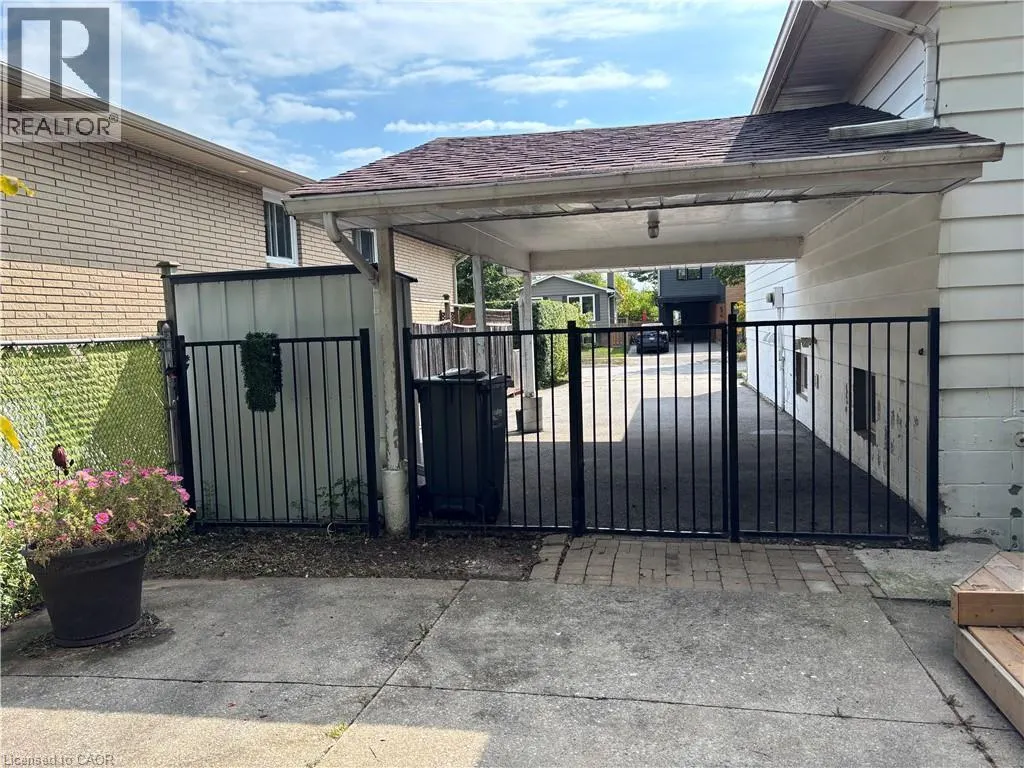 582 CHAMBERLAIN Road