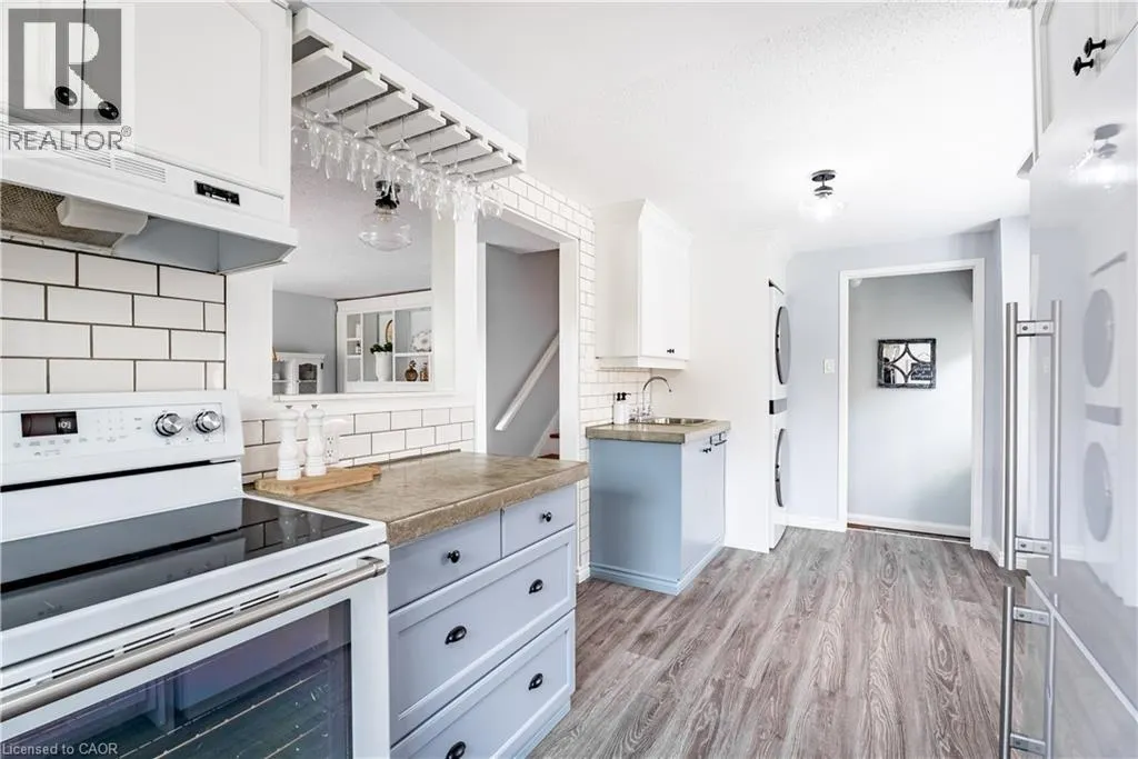 10 STONEHENGE Place