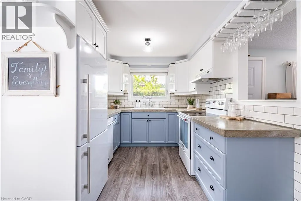 10 STONEHENGE Place