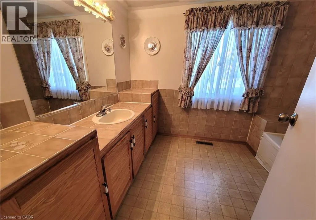 111 RIVERBANK Drive N