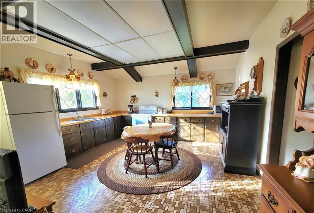111 RIVERBANK Drive N