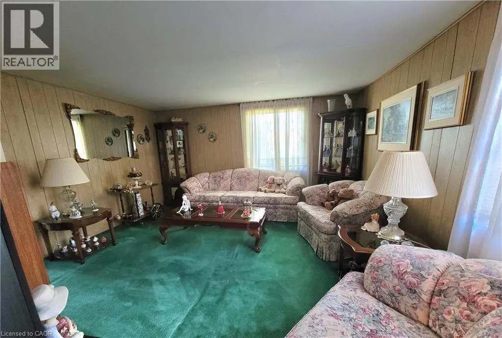 111 RIVERBANK Drive N
