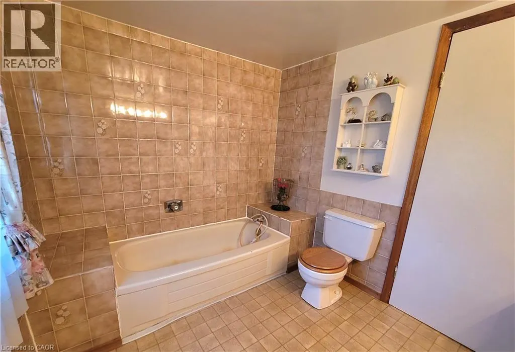 111 RIVERBANK Drive N
