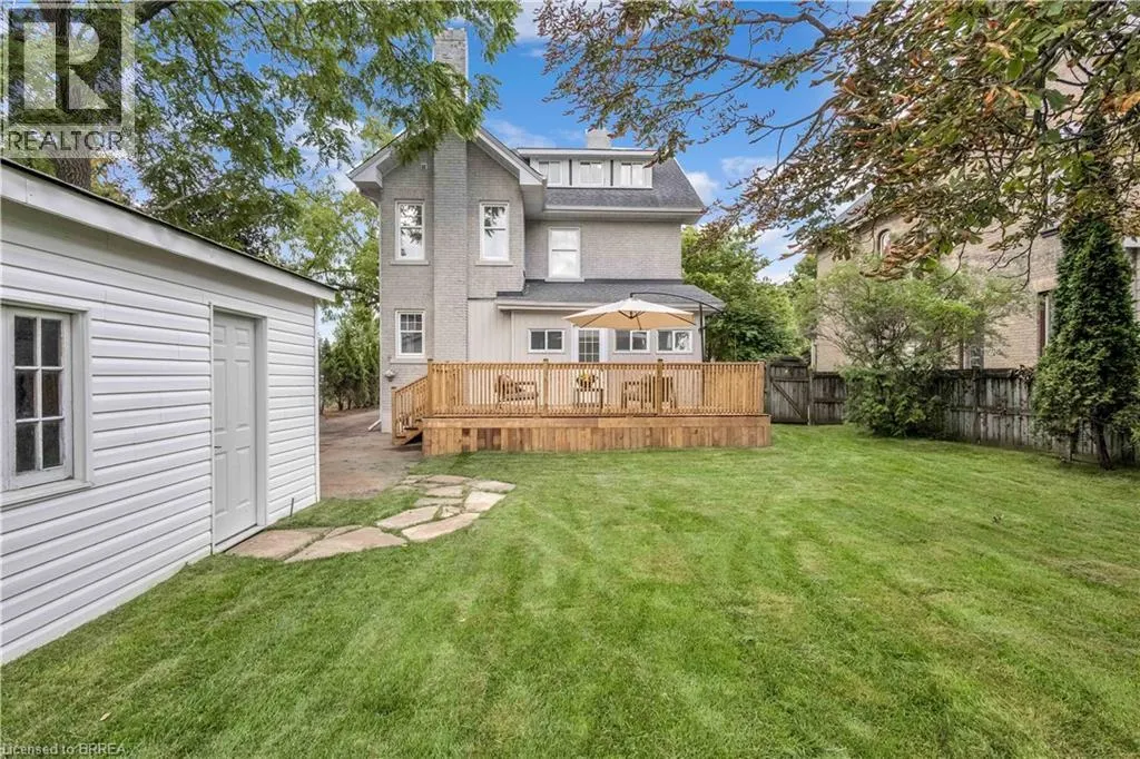 15 HAWARDEN Avenue