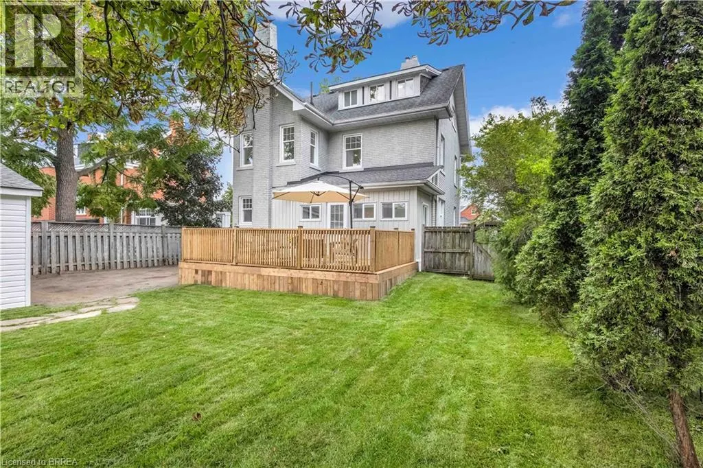 15 HAWARDEN Avenue
